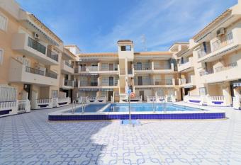 Luxusn   relax 50 metr   od pl    e allows 18 year olds to book a room