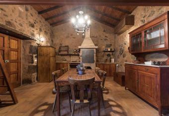 Montsant has Balcony rooms