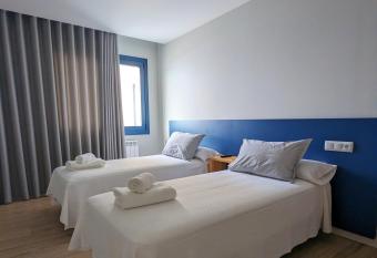 Restaurante Hostal N  utico de Razo allows 18 year olds to book a room