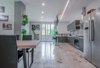 Alle Porte Del Centro - Guest House - Reggio Emilia - Ingresso Centro Storico - Parcheggio Gratuito has Balcony rooms