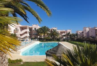 Top-floor 2 BR holiday home with sea view and pool allows 18 year olds to book a room