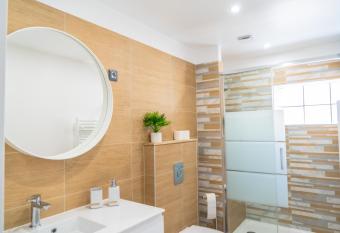 BnB Epernay - Jacuzzi Terrasse 86 has Balcony rooms