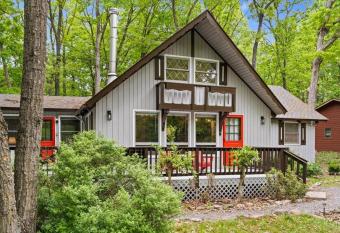 The Gingerbread House: 4 BR chalet, w/ Sunroom/Deck, sleeps 12, modern amenities has Balcony rooms