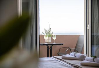 Haris apartment 1 allows 18 year olds to book a room