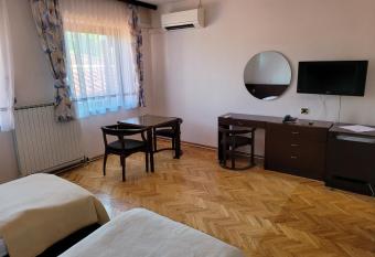 Marina Portoro   B&B allows 18 year olds to book a room