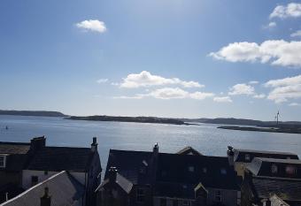 Sea View Cottage, 2 bedrooms with stunning views has Balcony rooms