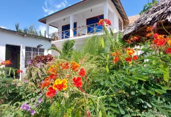Karibu House has Balcony rooms