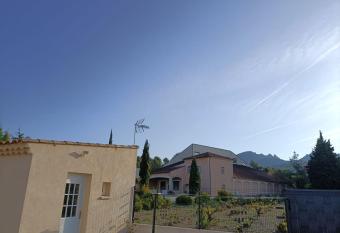 Bienvenue au Dourmidou en Provence ! allows 18 year olds to book a room