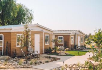 Tiny Home in Working Equestrian Property - P18 allows 18 year olds to book a room