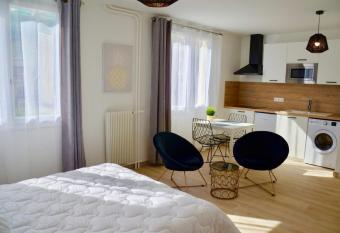 Dolmen 3 confort et Modernit   Tours allows 18 year olds to book a room