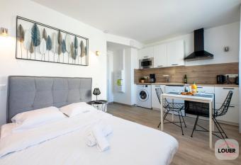 Dolmen 2 Confortable et Moderne Tours allows 18 year olds to book a room