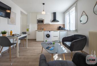 Dolmen 5 Confort et Moderne Tours allows 18 year olds to book a room