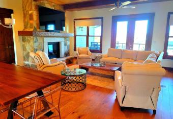 Riverbend Villa #127 has rooms with a private hot tub