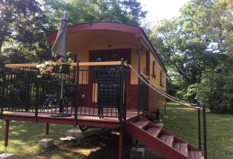 La Roulotte des Bords de Sa  ne has Balcony rooms