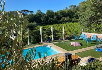 La Vie Est Belle En Provence has Balcony rooms