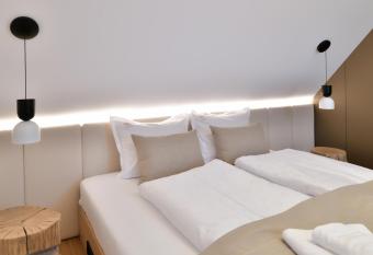 Hisa 1624 - Adults Only has rooms with a private hot tub