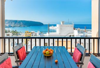 Cosy apartment with sea view in Los Cristianos allows 18 year olds to book a room