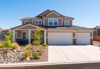 Casa at Ladera Resort, Private Home! Pet Friendly! Hot Tub! Extra Parking in oversized garage! has rooms with a private hot tub