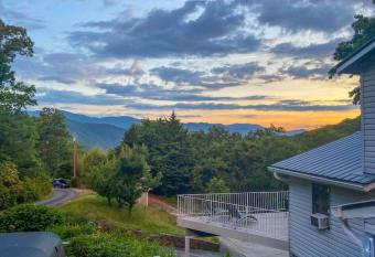 Roamer's Respite - Close to Town with Sunset Views in the Heart of Western NC has Balcony rooms