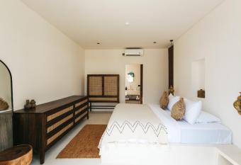 Villa Lamer Canggu has rooms with a private hot tub