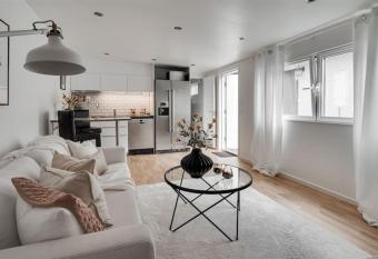 Exclusive guesthouse near the ocean in Hov  s Gothenburg has Balcony rooms