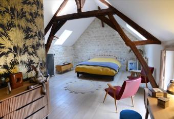 L   Artelier dans ma cour allows 18 year olds to book a room