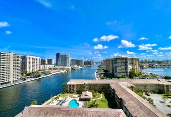 Studio Unit @Beachwalk Resort w/ Pool has Balcony rooms