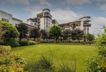 Flat On The Shore has Balcony rooms