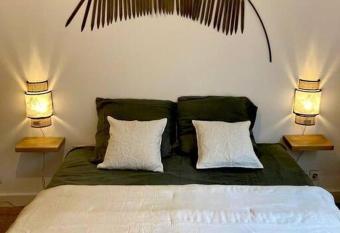 L EXCEPTION - T2 proche CHU - avec vue mer allows 18 year olds to book a room