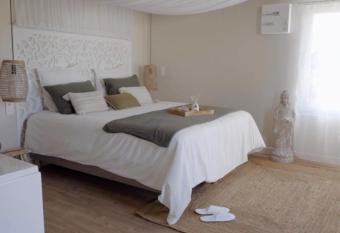 Suite   vasion au c  ur des vignes allows 18 year olds to book a room