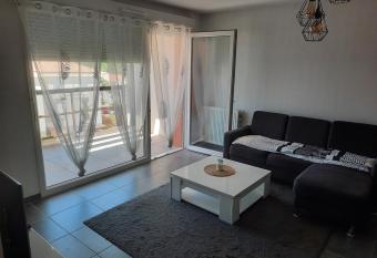 Le castellet appartement has Balcony rooms