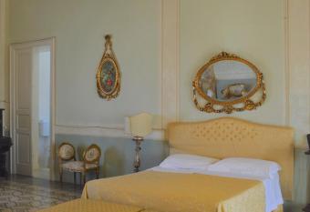 Palazzo Vecchio has rooms with a private hot tub