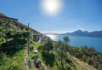 Villa Ca  Stella Lake Garda allows 18 year olds to book a room
