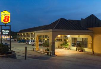 Super 8 by Wyndham Longview/North has Smoking rooms