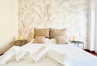 Suite Astraldi - a 2 minuti dall Ariston allows 18 year olds to book a room