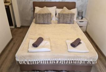 Apartments Vukman has rooms with a private hot tub