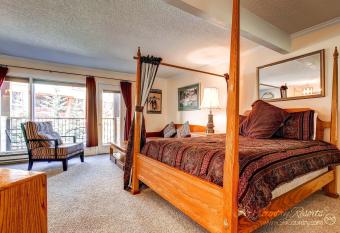 Cozy Studio in Downtown Breckenridge, Unbeatable Location, Onsite Hot Tub and Restaurant DS109 has Balcony rooms