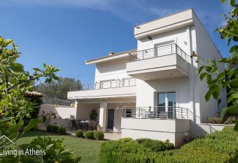 Sea & Mountain 8 ppl 1 min to the beach by car has Balcony rooms