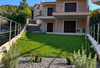 Villa Sea Breezes has Balcony rooms