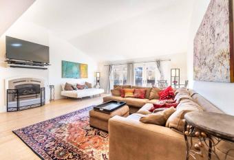 Mainridge Townhome C has Balcony rooms