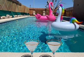 AMAiZING HOUSE 5 min to STRIP blvb allows 18 year olds to book a room