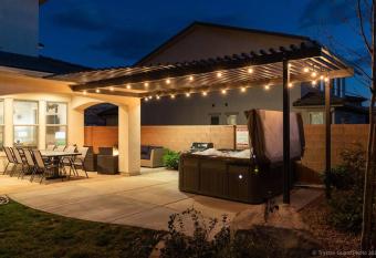 Trailhead - PRIVATE HOME/HOT TUB - FULLY LOADED!!! has rooms with a private hot tub