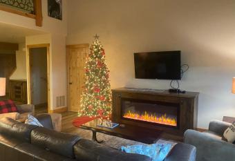 The Glacier at the Clubhouse Townhomes - Rustic Modern Luxury Townhomes on Golf Course has Balcony rooms