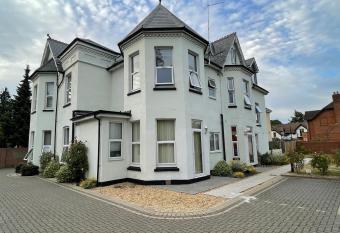 Stylish One Bedroom Central Bournemouth Flat allows 18 year olds to book a room