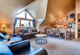 Ski Country Penthouse Unit #3 has rooms with a private hot tub