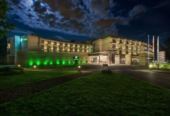 Holiday Inn Resort Warsaw J  zef  w, an IHG Hotel allows 18 year olds to book a room