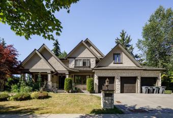 Cozy 2-bedrooms unit in Surrey allows 18 year olds to book a room