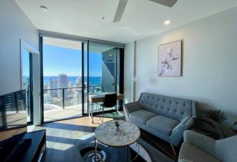 Luxury ocean skyline stunner 2 beds apt 33F has rooms with a private hot tub