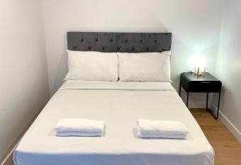 Luxury Oceanview 2 bedroom serviced apt 47F has rooms with a private hot tub