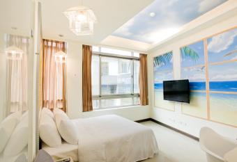 Dong Men Hotel allows 18 year olds to book a room